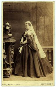 Ritratto femminile - Vittoria regina del Regno Unito, in piedi con un velo in testa