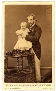 Ritratto di famiglia - Principe Luigi di Hesse e la piccola principessa Vittoria
