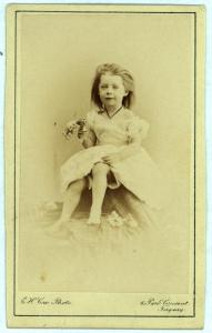 Ritratto infantile - Bambina con in mano un mazzolino di fiori