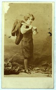 Ritratto infantile - Bambino con in mano una mazza da cricket in posizione di battuta