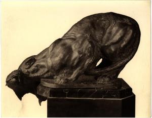 Sirio Tofanari, Leopardo pescatore, scultura in bronzo (XX sec.).