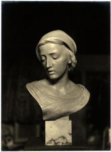 Proprietà Cav. Berrocci (?). Achille Alberti, Primo amore, scultura in marmo (1919).