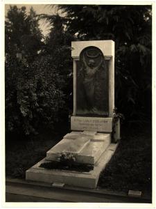 Milano - Cimitero Monumentale. Achille Alberti, monumento funebre del Prof. Carlo Forlanini, scultura in pietra e bronzo (1918 ?).