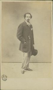 Ritratto maschile - Giovane con baffi e pizzetto, in piedi con la tuba in mano