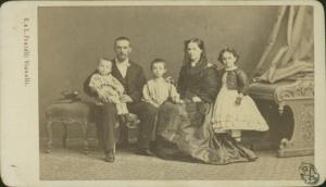 Ritratto di famiglia - Genitori con tre figli
