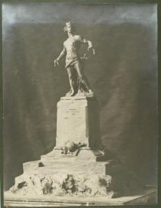 Studio dell'artista (?). Achille Alberti, modellino del monumento ai caduti di guerra per il paese di Villa Lesa.