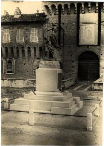 Galliate - Via dei Caduti (?). Achille Alberti, monumento ai caduti (1922 ?).
