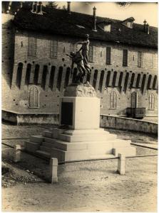 Galliate - Via dei Caduti (?). Achille Alberti, monumento ai caduti (1922 ?).