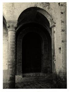 Torrechiara - Castello. Portale della cappella di S. Nicomede.
