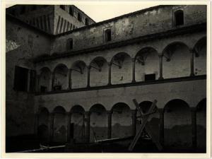 Torrechiara - Castello. Porticato con loggiato soprastante nell'ampio cortile interno.