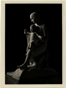 Vicenza (?). Luigi Luparini, madre con bambino, veduta laterale, scultura in gesso.