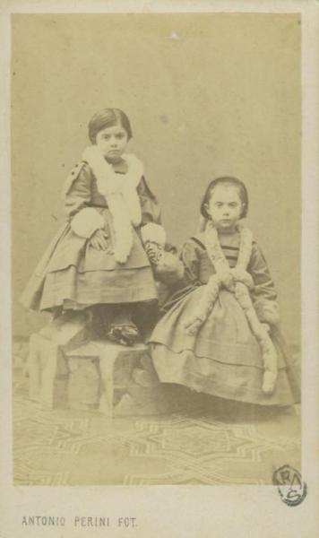 Ritratto di famiglia (?) - Due bambine con stole di pelliccia al collo (sorelle?)