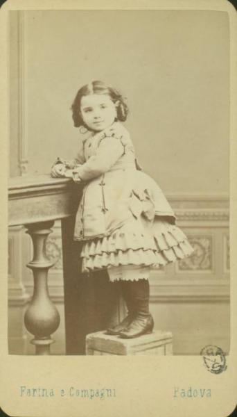 Ritratto infantile - Bambina in piedi su uno sgabello