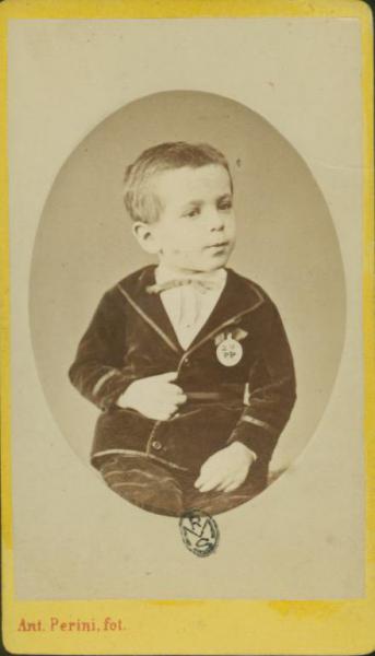Ritratto infantile - Bambino con una giacca di velluto scura