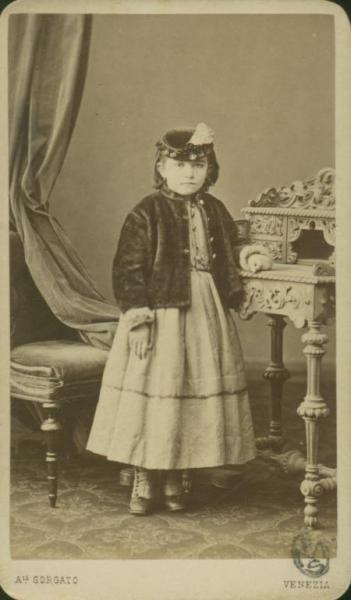 Ritratto infantile - Bambina con cappellino