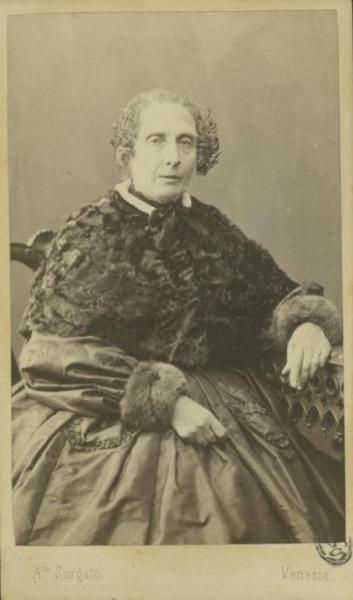 Ritratto femminile - Anziana con mantellina e maniche bordate di pelliccia