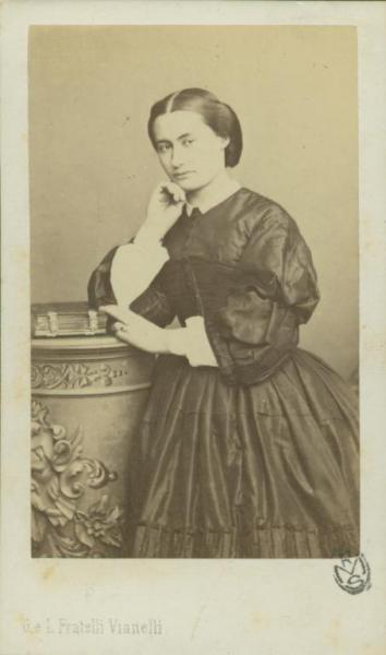 Ritratto femminile - Donna in piedi, appoggiata col gomito ad un libro posto sopra un piedistallo