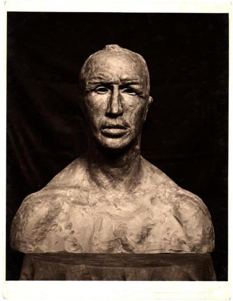 Bergamo (?). Nino Galizzi, mezzobusto di pugile, studio per statua, scultura in creta (1929).