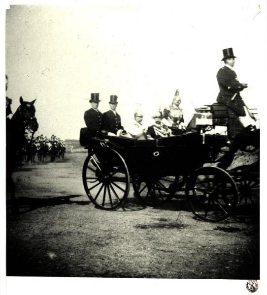Roma - Umberto I e Guglielmo II in carrozza alla Doaumont verso l'ippodromo delle Capannelle