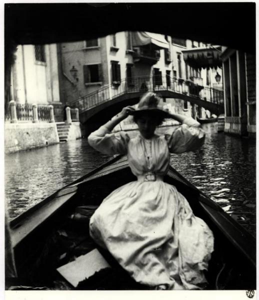 Venezia - Canal Grande (?) - Ritratto di Jeanne Bosc in gondola