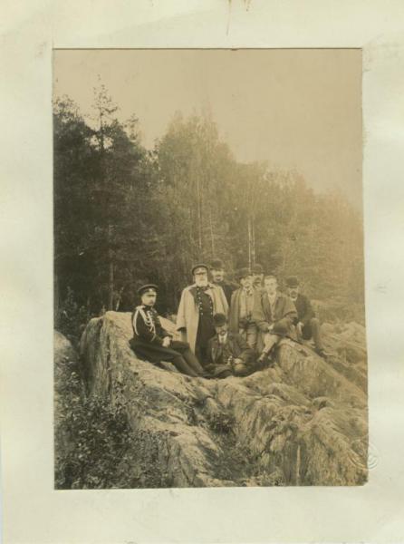 Ritratto di gruppo - Uomini in divisa ed in borghese in posa su un masso roccioso