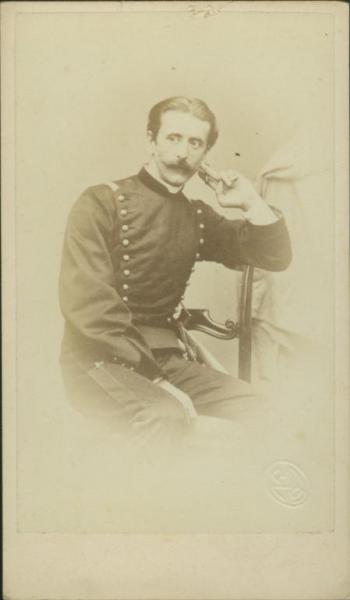 Ritratto maschile - Militare - Ufficiale in uniforme seduto col gomito sinistro appoggiato alla spalliera della sedia