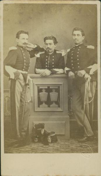 Ritratto di gruppo - Militari - Tre giovani ufficiali In piedi appoggiati ad un pannello
