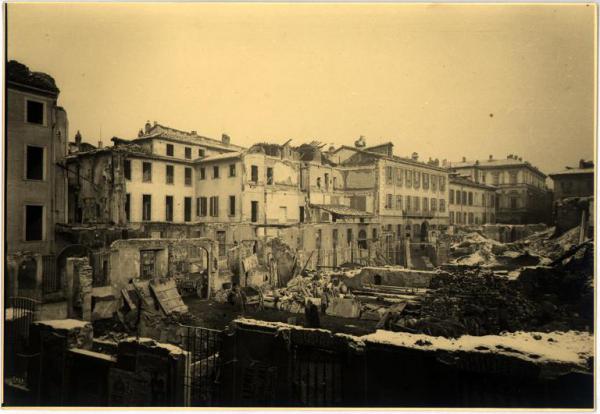 Milano - Via Dante. Lavori di demolizione dei fabbricati per la realizzazione dell'attuale via Dante.