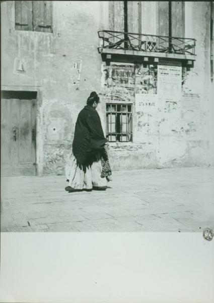 Venezia - Campo San Giacomo dell'Orio - Donna con scialle in strada