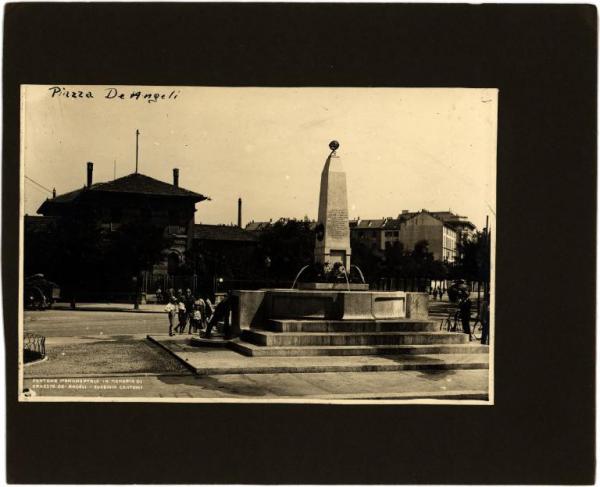 Milano - Piazza De Angeli. Fontana realizzata in memoria di Ernesto De Angeli ed Eugenio Cantoni (1921).