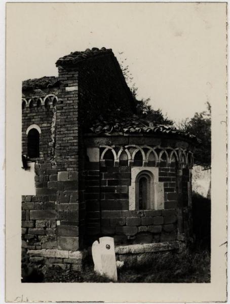 Albugnano - Chiesa di San Pietro. Veduta esterna dell'abside semicircolare ornata da archetti intrecciati.