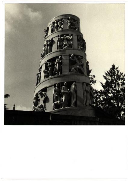Milano - Cimitero Maggiore. Giannino Castiglioni, Edicola Bernocchi con gruppi scultorei raffiguranti la Via Crucis, monumento funebre in marmo (1936).