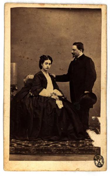 Ritratto di coppia - Donna seduta e uomo in piedi rivolto verso di lei