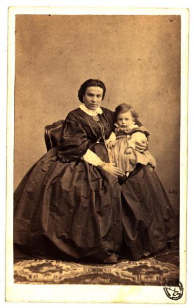 Ritratto di famiglia - Donna seduta con bambino sulle ginocchia