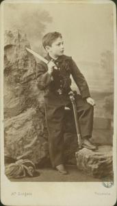 Ritratto maschile - Bambino in abito da soldato con in mano una spada finta
