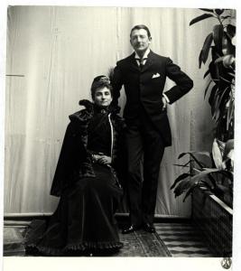 Ritratto di coppia - Donna seduta e uomo in piedi