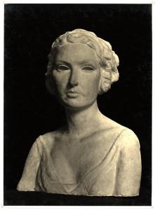 Bergamo (?). Nino Galizzi, ritratto della signora Savoldi Perelli, mezzobusto in gesso.