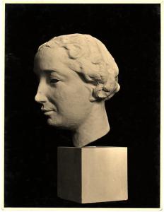 Bergamo (?). Nino Galizzi, ritratto di Graziana Gavazzi, veduta di tre quarti, testa in gesso.