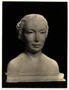 Bergamo (?). Nino Galizzi, ritratto di Graziana Gavazzi, mezzobusto in gesso.