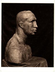Bergamo (?). Nino Galizzi, mezzobusto di pugile, studio per statua, veduta di profilo, scultura in creta (1929).