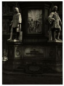 Milano - Piazza della Scala. Pietro Magni, particolare del basamento con le statue del monumento a Leonardo da Vinci (1872).
