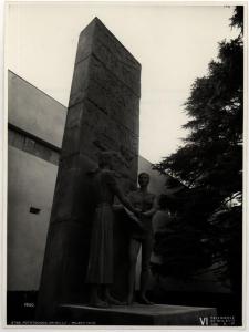 Milano - VI Triennale d'Arte. Istituto d'Arte applicata del Comune di Milano, Piero Fornasetti, stele con due statue, scultura.