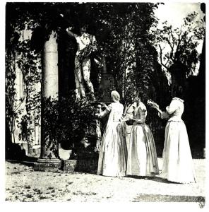 Roma - Villa Medici (?) - Processione di tre donne alla statua di Apollo (?)