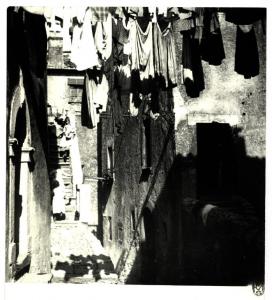 Roma (?) - Strada con panni stesi ad asciugare
