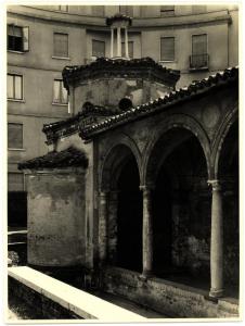 Milano - Cascina Pozzobonelli. Veduta dell'oratorio e del porticato.
