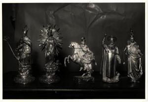 Genova Sampierdarena. Statuette raffiguranti i Santi Benedetto (?), Martino e Rocco, la Madonna in gloria e la Madonna con Bambino, oreficerie sacre.