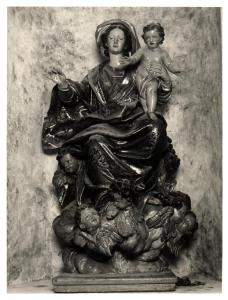 Madonna con Bambino e putti, scultura lignea policroma.