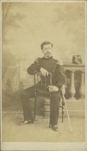 Ritratto maschile - Militare - Ufficiale in uniforme seduto cavalcioni su una sedia