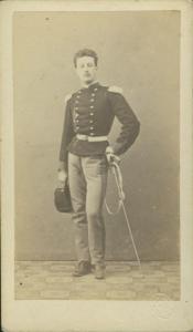 Ritratto maschile - Militare - Giovane in piedi appoggiato alla spada