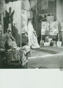 Trieste (?) - Studio di pittore - Modella posa in costume storico